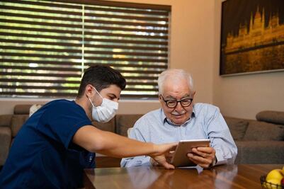 Emprenden en el cuidado de adultos mayores 