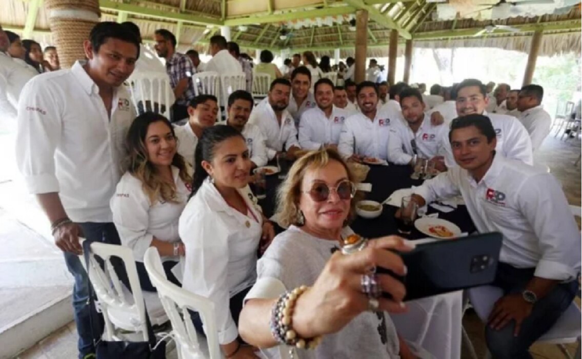 La Maestra reaparece en evento del partido Redes Sociales Progresistas