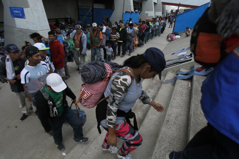 Llegan en silencio, con la cabeza agachada. Unos pocos hacen comentarios con sus compañeros. El estadio Corregidora nuevamente es habilitado como albergue para los migrantes centroamericanos que cruzan Querétaro en su paso a Estados Unidos.