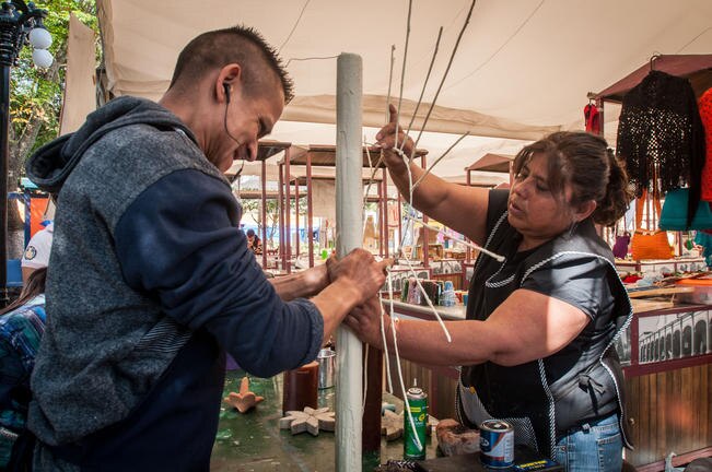 Artesanos se apoyan con los apicultores a fin de acceder a la cera de abeja de una forma más fácil. (RICARDO LUGO)