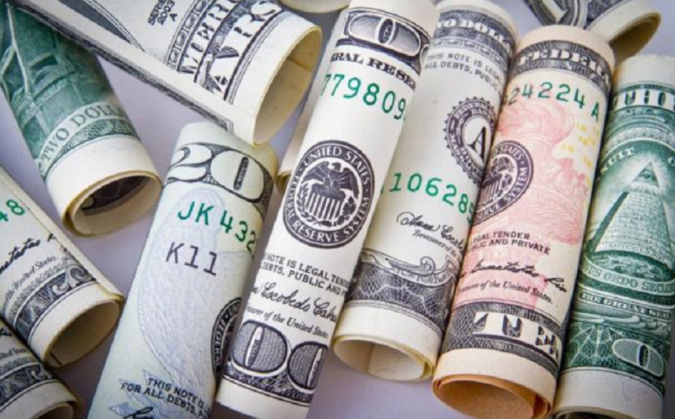 Dólar repunta 30 centavos y cotiza en 19.90 pesos