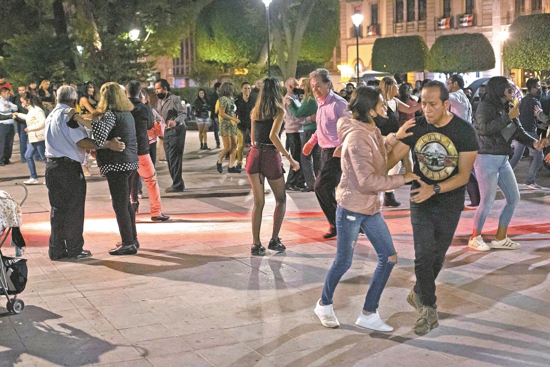 Cada fin de semana, desafían la pandemia al ritmo de la música