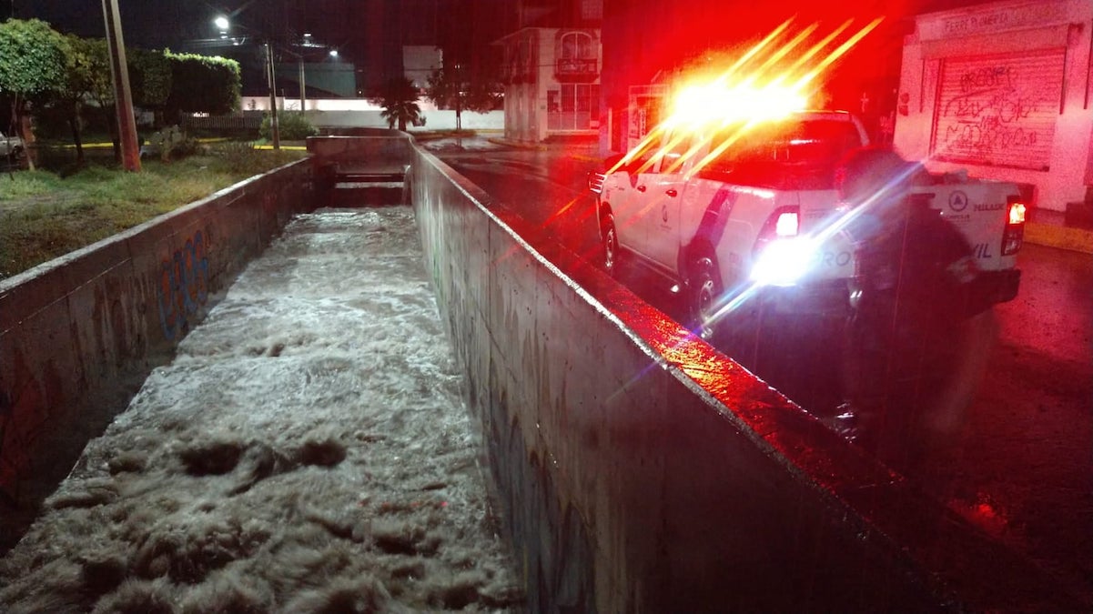 Evacuan zonas aledañas al río San Juan; también hay alerta en Tequisquiapan