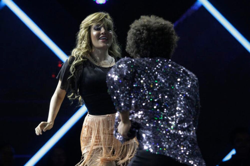 La pareja bailó al ritmo de la salsa y fue enviada a la Zona de Riesgo. (CARLOS MEJIA. EL UNIVERSAL)