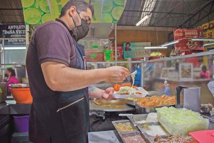 El pozole de doña Gloria, un platillo elaborado con el sabor a cuatro generaciones