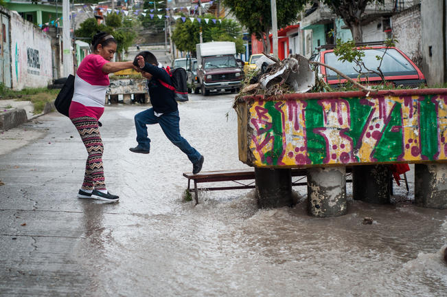 Graciela comenta que lleva 42 años viviendo en Menchaca III y tienen el riesgo constante en épocas de lluvias que el cerro se venga abajo y que éste afecte no sólo sus viviendas, sino también a la escuela (Foto: Ricardo Lugo)