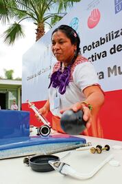 Hace labores de plomería