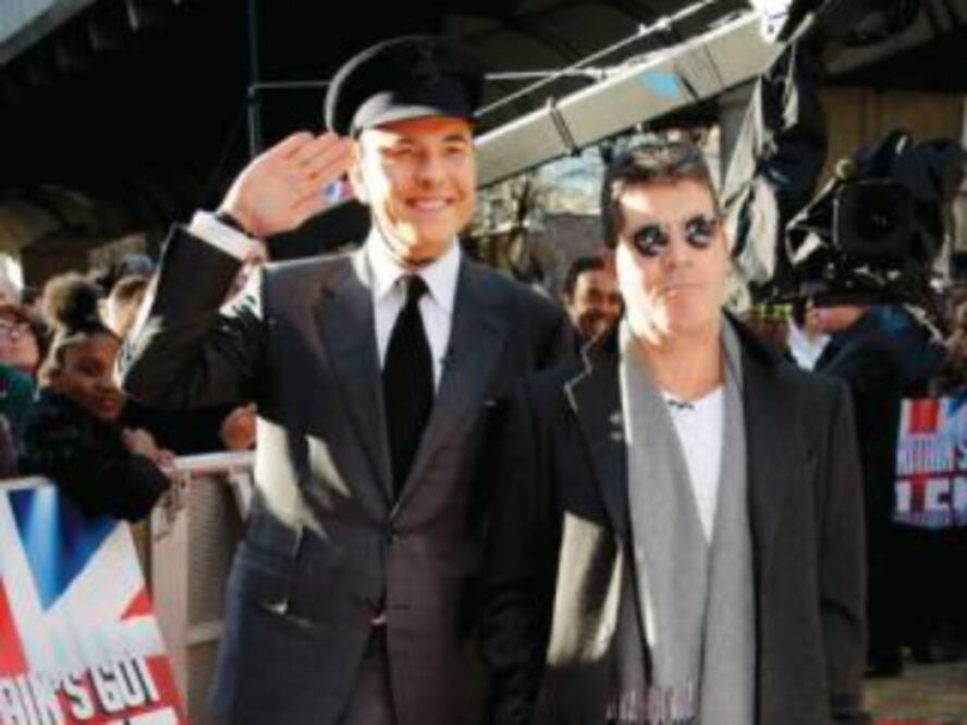 Cowell cruza el mar para recibir a su bebé