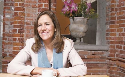 Margarita Zavala recibe constancia del INE para recabar firmas