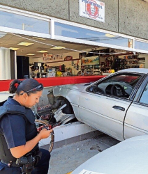 Menor mete carro a OXXO