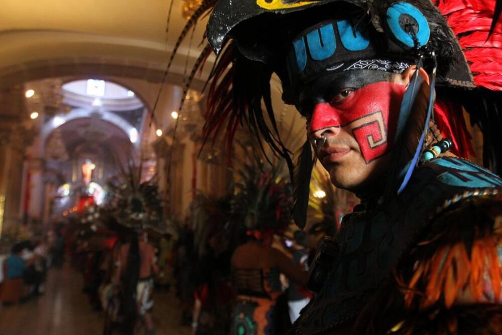 Los concheros veneran a la Cruz porque durante la fundación de Querétaro, el apóstol Santiago se hizo presente justo en el momento en que se presentó un eclipse