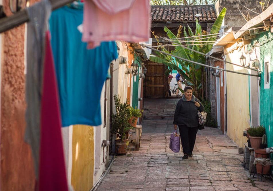 La puerta del número 50 de la calle Cuauhtémoc tiene cerca de 100 años, el piso del inmueble es cantera y las paredes frontales de ladrillo están cubiertas de pinturas brillantes (RICARDO LUGO. EL UNIVERSAL)