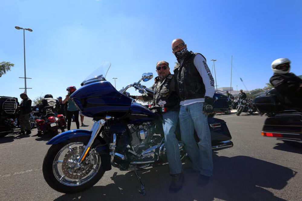Este fin de semana Carlos y su hijo eligieron a Querétaro para emprender su salida en motocicleta, llegaron a la capital como parte del contingente que reco n o c ió el trabajo de las Fuerzas Armadas. (LUIS SÁNCHEZ. EL UNIVERSAL)