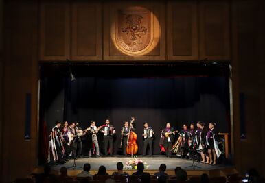 Estudiantina de la UAQ rinde homenaje a las mamás