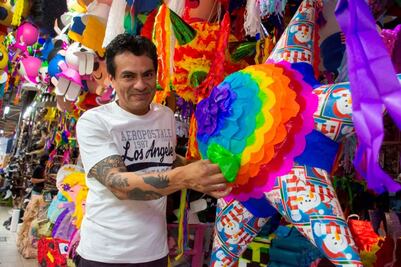 Edgar Ojeda, más de dos décadas de crear y comercializar piñatas 