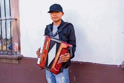 Alegra a los transeúntes con su acordeón