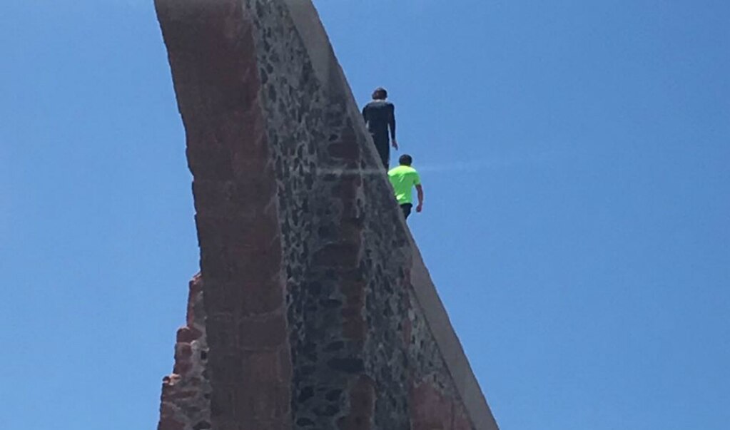 VIDEO: Detienen a dos jóvenes que subieron al Acueducto de Querétaro
