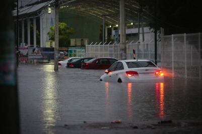 Lluvia colapsa vialidades y afecta colonias de metrópoli