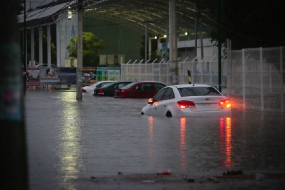 Lluvia colapsa vialidades y afecta colonias de metrópoli