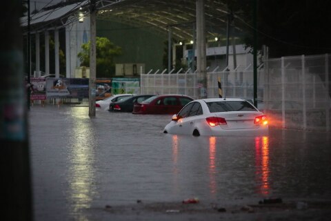 Lluvia colapsa vialidades y afecta colonias de metrópoli