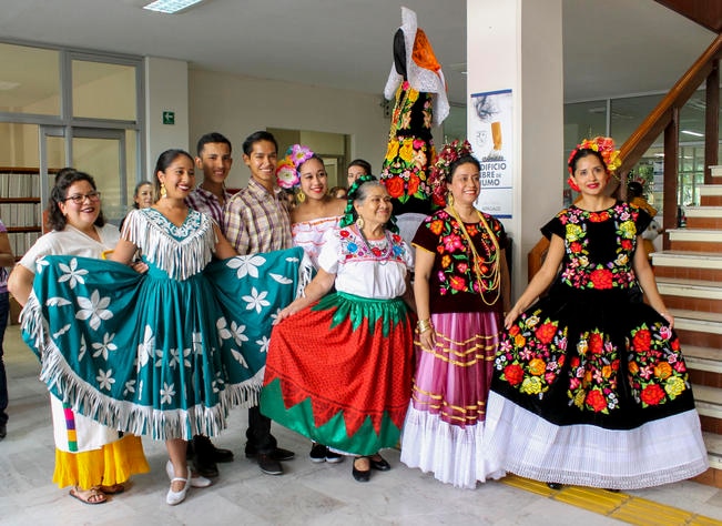 Exhiben indumentarias y 40 trajes típicos en la UAQ