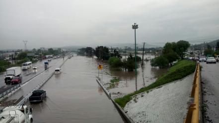 Colapsa carretera a San Luis Potosí por torrencial lluvia