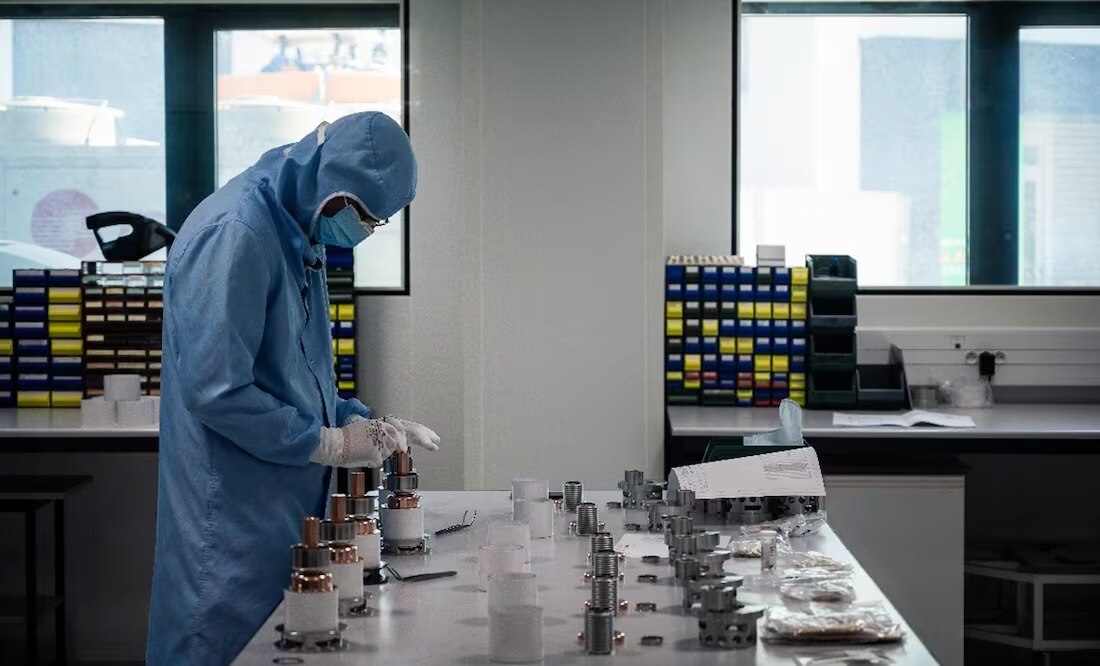 "Todas las (cuatro) hipótesis se mantienen sobre la mesa, incluida una tranmisión zoonótica (de animales al hombre) o una fuga de laboratorio", indicó el jefe de la OMS, en rueda de prensa. Foto: Archivo / AFP