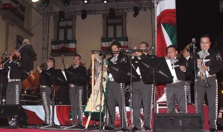 Más de 5 mil personas en Plaza de Armas