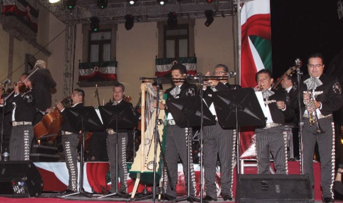 Más de 5 mil personas en Plaza de Armas