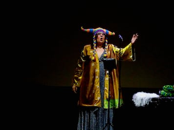 Con comedia, Susana Azpeitia pide apoyo a la ópera