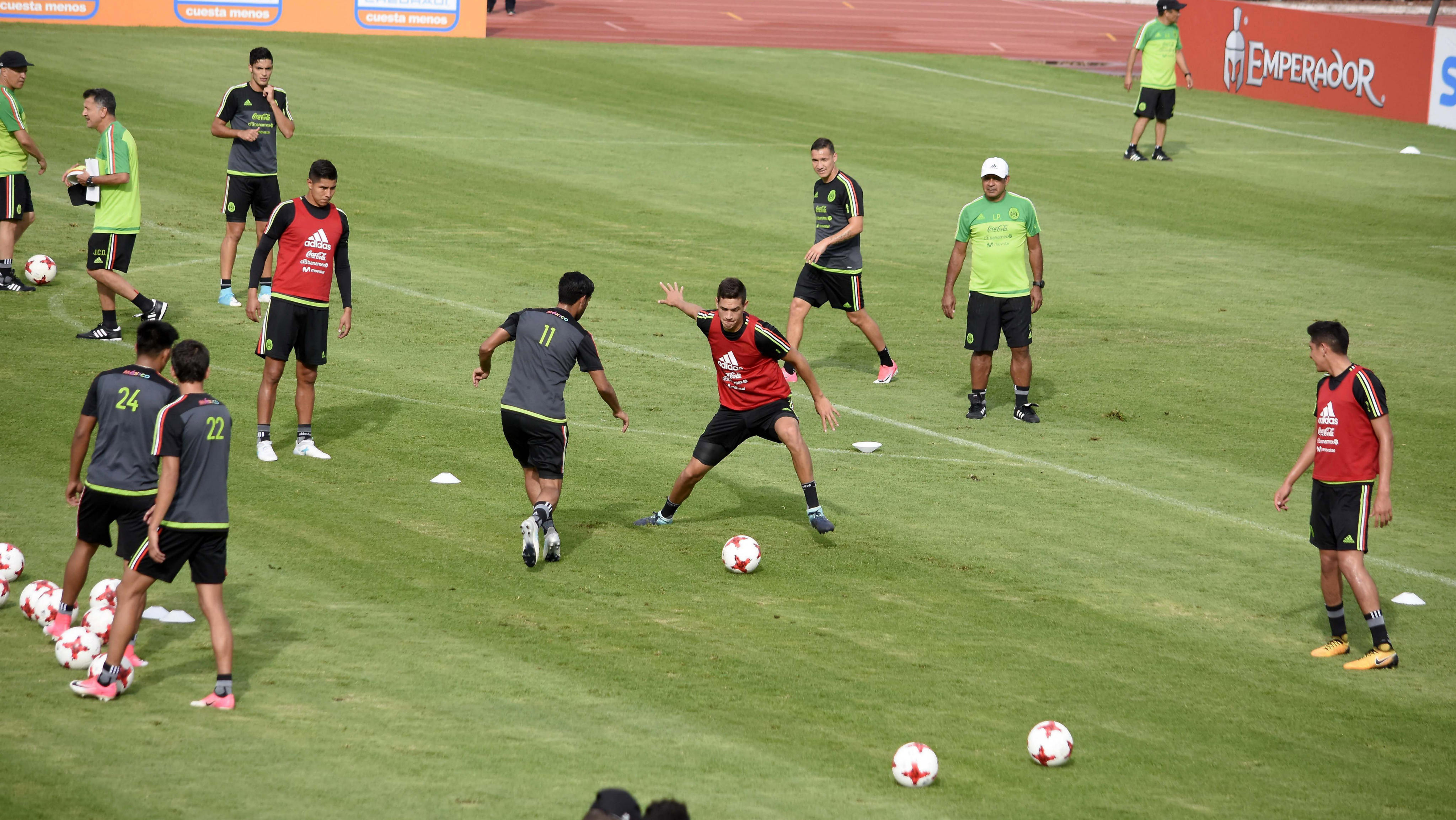 Osorio ahora llama a un par de defensores