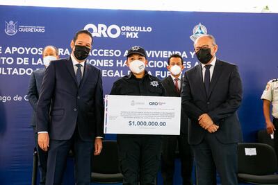 Policías reciben bono de 100 mil pesos para el pago de vivienda