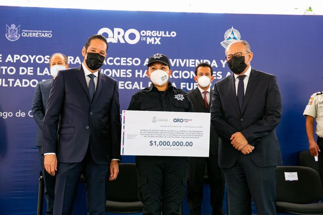 Policías reciben bono de 100 mil pesos para el pago de vivienda