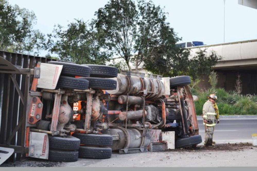 Vuelca tráiler en Constituyentes