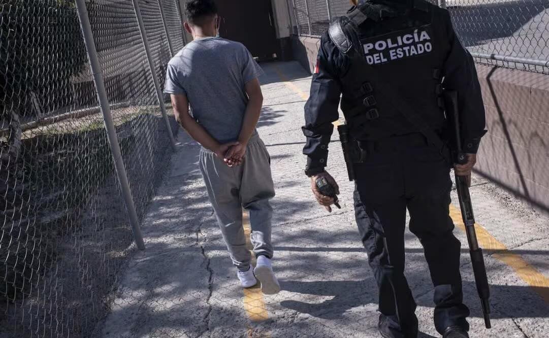 Un reo es escoltado por un guardia al interior de su área de reclusión. Personas privadas de su libertad llevan a cabo sus actividades cotidianas al interior del Centro de Reinserción Social (CERESO) número 3 (27/09/2025). Foto: Pedro Anza/ Cuartoscuro