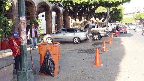 Efectivos apartan estacionamiento, acusan