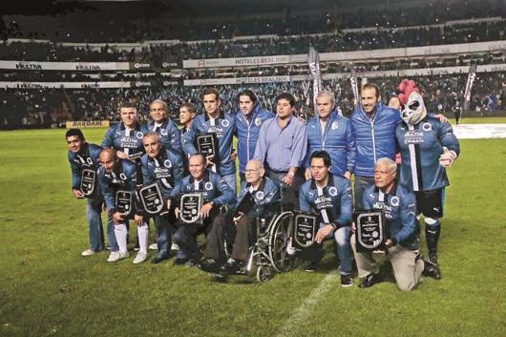 De vuelta a casa y homenajeados