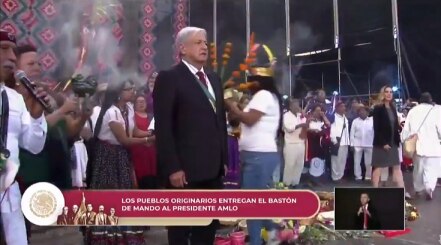 AMLO recibe Bastón de Mando de los pueblos indígenas