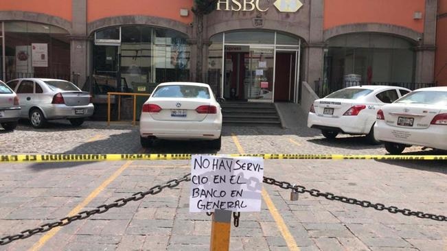 Roban banco por medio de boquete