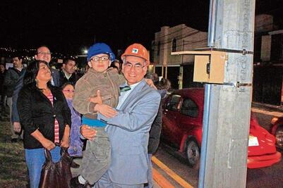 Inauguran alumbrado LED en Candiles