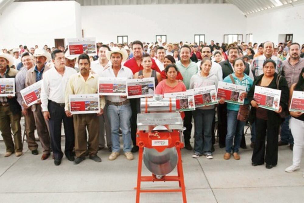 Entregan 200 molinos en la localidad de Pathé