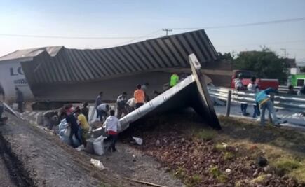Rapiña. Roban azúcar de tráiler volcado en Celaya, Guanajuato
