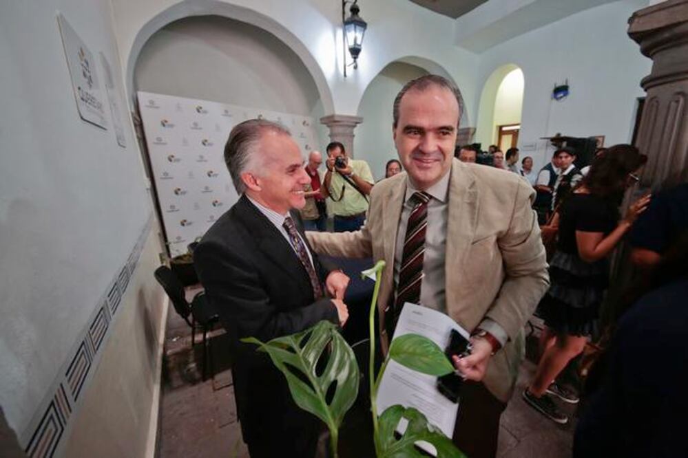 El coordinador de la Unidad de Servicios para la Educación Básica en el Estado de Querétaro, Enrique de Echavarri, se mostró complacido con la inversión (VÍCTOR PICHARDO. EL UNIVERSAL)