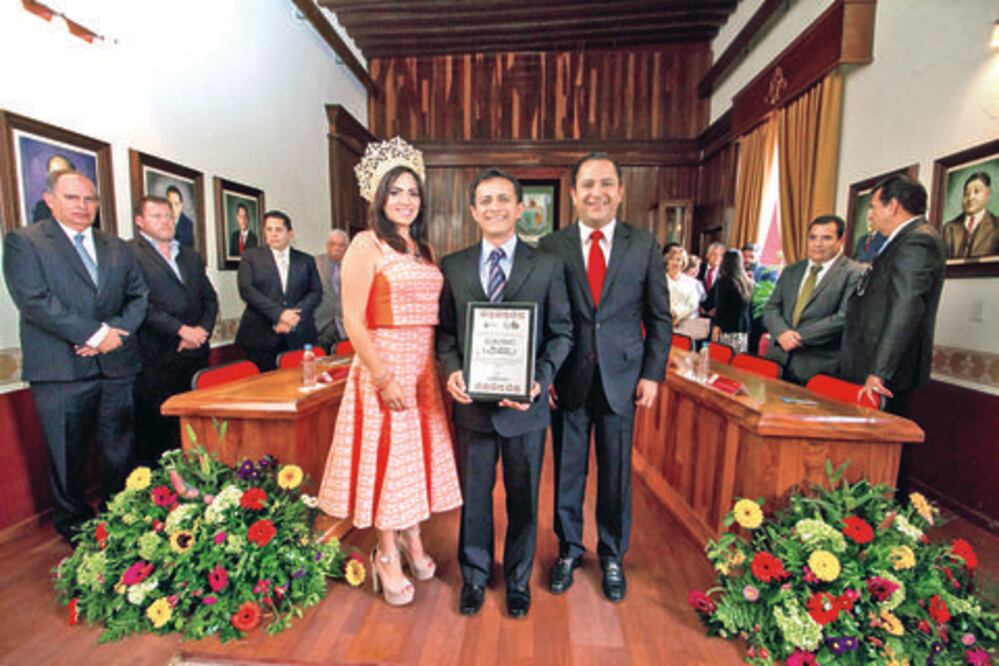 Galardonan a Ramón Orozco