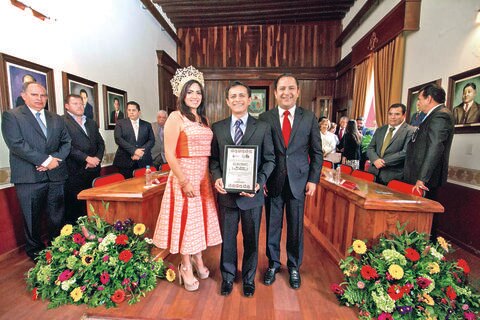 Galardonan a Ramón Orozco