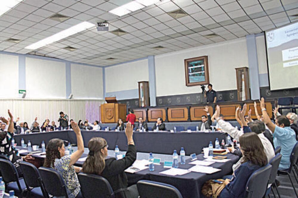 UAQ trabajará para tener más egresados