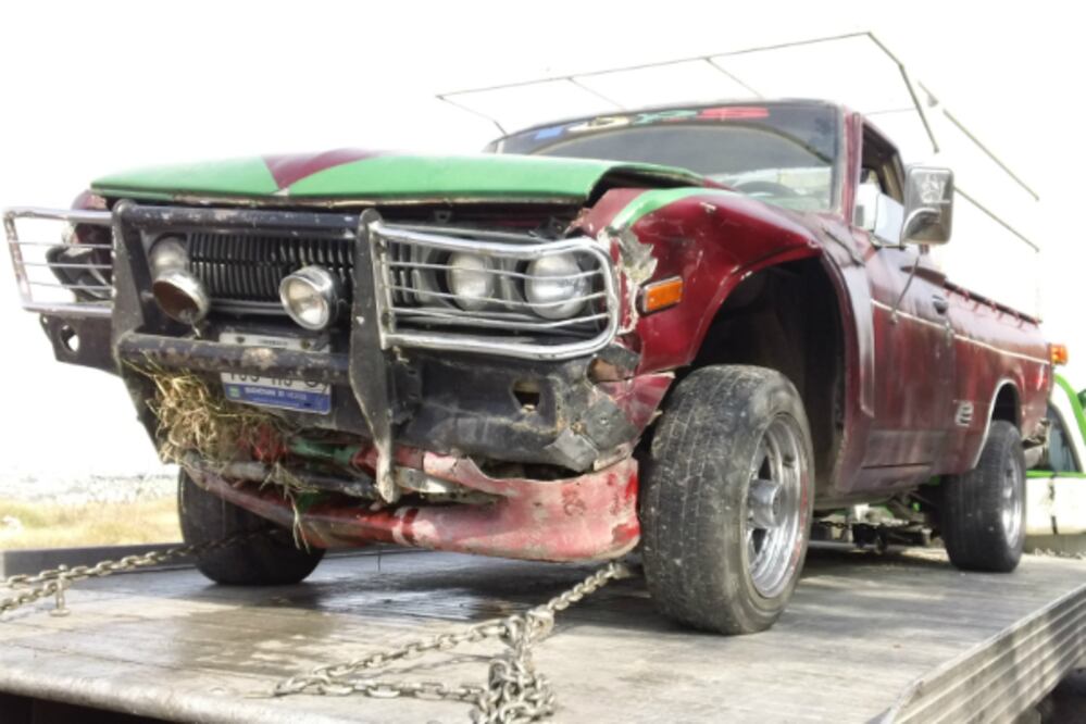 Contra muro terminan en carretera a Chichimequillas