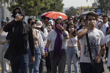 “Nos quieren silenciar, nos quieren callar, no nos vamos a dejar”, cantan estudiantes de la UAQ 