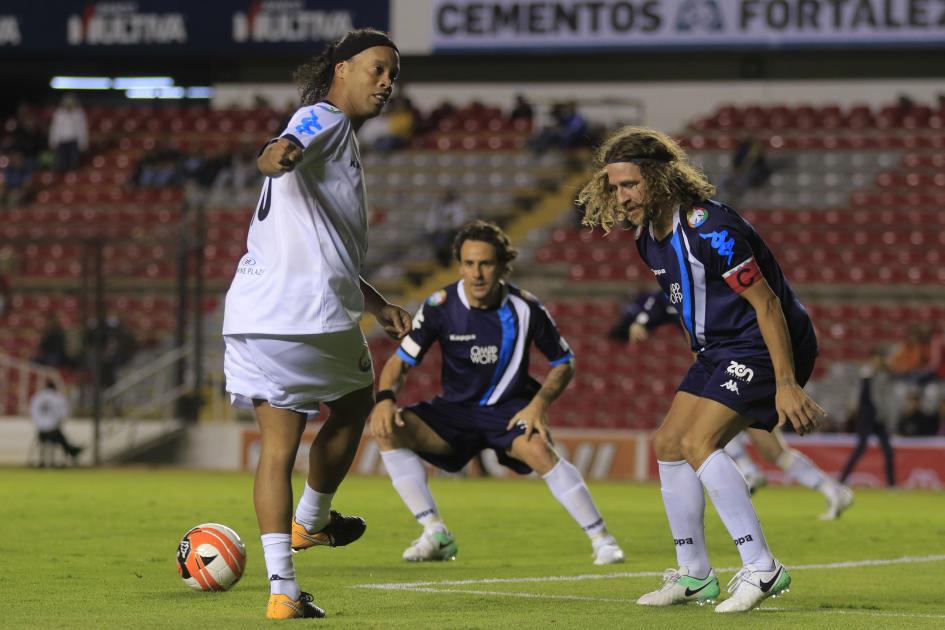 El Partido por La Paz reunió a grandes figuras del futbol de Europa, así como a ex jugadores del continente americano, entre los que destacaron Ronaldinho con el número 10 y Carles Puyol con el 5; todo con la intención de promover la paz mundial.