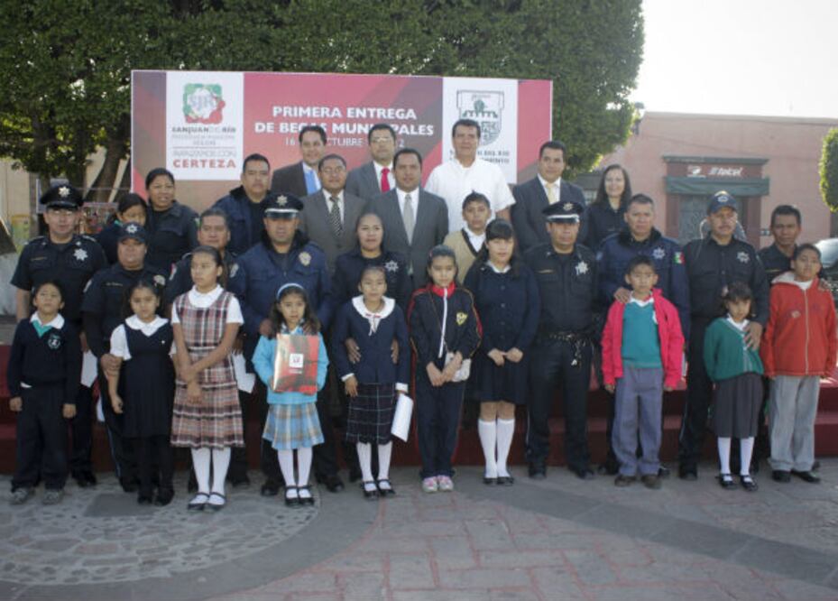 Llegan becas a hijos de policías